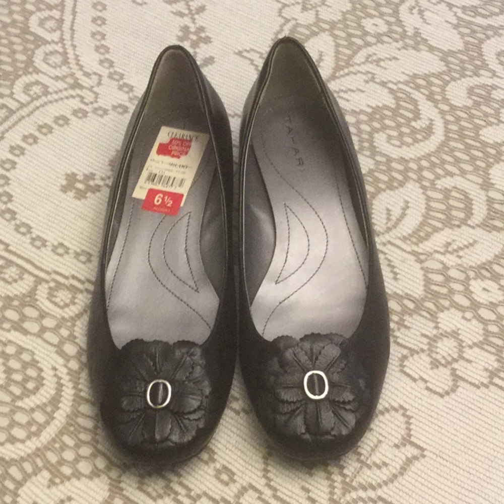Tahari black small heel size 6.5